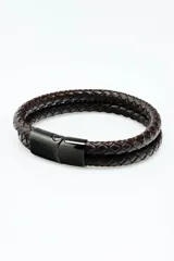 Pulsera de cuero trenzado color marrón con cierre magnético metálico negro.