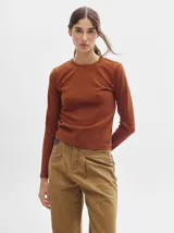 Remera gris de tejido acanalado, cuello redondo y corte crop.