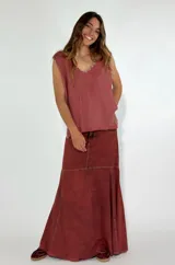 Pollera larga de jean color terracota, corte acampanado y diseño con paneles.