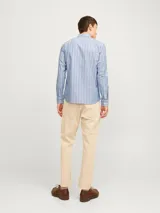 Camisa de vestir Jack & Jones Premium de manga larga a rayas verticales celestes y blancas, con cuello abotonado y corte slim fit.