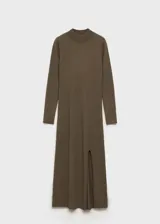 Vestido midi marrón de tejido de punto fino con cuello perkins y abertura lateral.