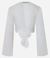 Blusa cropped de chiffon color blanco, con escote en V cruzado, mangas largas acampanadas y lazo en la espalda.