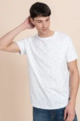 Remera blanca de manga corta con estampado de figuras geométricas en azul y naranja.