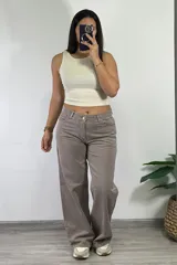 Pantalón de jean color tostado, corte baggy y tiro medio.