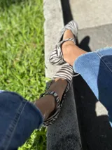 Zapatos tipo Mary Jane con estampado de cebra en pelo sintético, con correa sobre el empeine y hebilla metálica.