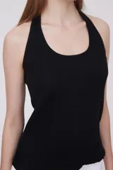 Musculosa negra de algodón con breteles finos, corte cropped, canalé, al cuerpo y escote profundo.