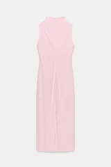 Vestido midi color blanco hueso, sin mangas, con cuello alto y detalle de drapeado fruncido en el lateral izquierdo del torso.