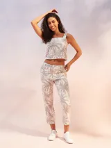 Musculosa blanca de lino con breteles anchos y escote cuadrado.
