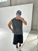 Remera sin mangas gris con efecto acid wash, corte holgado y largo semi boxy.