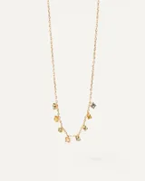 Collar dorado con cadena fina y ocho colgantes de circonitas cúbicas multicolores.