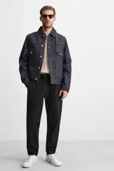 Pantalón negro de corte slim fit confeccionado en popelín de algodón.
