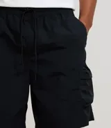Bermuda cargo para hombre, color negro, confeccionada en tejido tecnológico de poliamida. Presenta cintura elástica con cordón ajustable y bolsillos laterales funcionales.