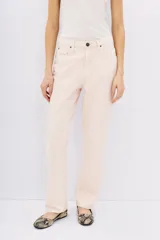 Pantalón de jean rosa con corte recto y efecto lavado.