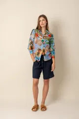 Camisa celeste con estampado de motivos tropicales, de corte clásico y manga larga.