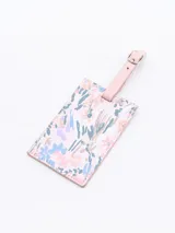 Identificador de maleta rectangular con estampado floral en tonos pastel y correa de cuero sintético rosa con hebilla metálica.