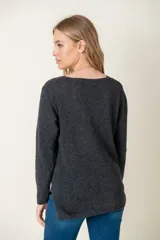 Sweater gris oscuro de lana con cuello en V y corte holgado.