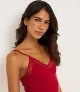 Blusa de pijama blanca, sin costuras (seamless), con breteles finos ajustables y escote en V adornado con encaje.