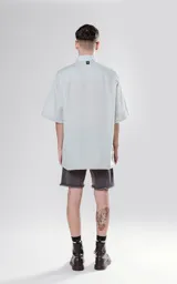 Camisa celeste de manga corta con calce oversize y canesú en la espalda.