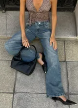 Pantalón de jean celeste de corte wide leg.