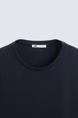 Camiseta marrón de corte slim fit, confeccionada en tejido de algodón con elasticidad, cuello redondo y manga corta.