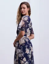Vestido largo de gasa estampada con flores, escote en V, corte en la cintura y lazo de ajuste.
