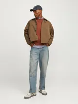 Sweater marrón de punto con cuello redondo y mangas largas.