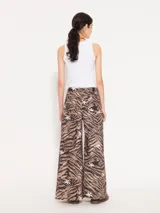 Pantalón wide leg de tiro alto con estampado de cebra y flores blancas.