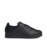 Championes Adidas Superstar II de cuero color negro, con las tres tiras laterales características de la marca y puntera de goma con diseño texturizado.