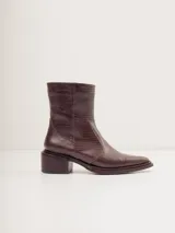 Bota corta color marrón con textura simil reptil, taco cuadrado y punta fina.