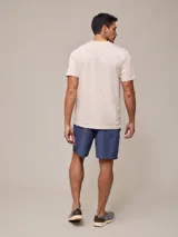 Remera azul marino de algodón con cuello redondo y logo bordado en el pecho.