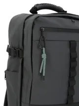 Mochila unisex color gris oscuro, resistente al agua, hecha de poliéster reciclado. Tiene compartimento principal con cierre a prueba de agua, bolsillo interior para laptop de 15", compartimento frontal con cierre a prueba de agua y bolsillos interiores, bolsillo frontal con cierre, bolsillos laterales para botellas, correas compresoras, correas de hombro ajustables y ocultables, pasador para manilla de maleta, forro interior 100% poliéster reciclado e incluye llavero mosquetón.