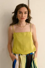 Musculosa color verde oliva, de breteles finos y corte recto.