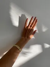 Anillo abierto de bronce con diseño texturizado.