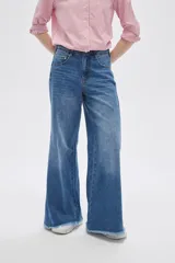 Pantalón de jean azul de corte ancho con terminación desflecada.