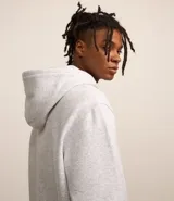 Buzo masculino comfort cerrado, con capucha y cordón para ajustes. Tiene bolsillo delantero y mangas largas.