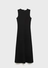 Vestido midi negro sin mangas, con cuello redondo y corte ajustado al cuerpo.