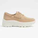 Zapato náutico color beige con cordones y suela chunky blanca.