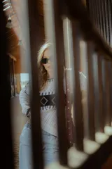 Sweater de punto calado color blanco con detalles geométricos en negro.