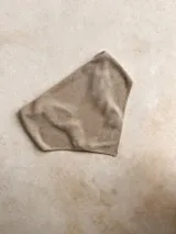 Bandana color cereza, de corte triangular y textura tejida.