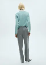 Sweater color crema de tejido de punto grueso con cuello redondo y mangas largas.