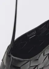 Bolso de hombro negro de piel bovina con diseño trenzado y tamaño mediano.