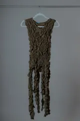 Top marrón de lycra de malla con textura generada por hilo elástico, ajustado al cuerpo y sin mangas.