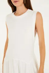 Vestido largo color verde oliva, sin mangas, con corte debajo del busto y falda amplia.