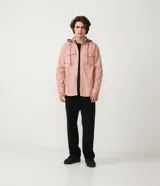 Camisa manga larga color rosa con capucha gris, cierre con botones, bolsillos frontales y corte recto.