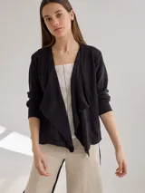 Saco abierto color blanco hueso, tejido de punto con textura combinada y mangas largas. Diseño liviano y de caída suave.