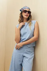 Pantalón capri celeste de tiro alto y corte ancho.