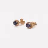 Aros pequeños de oro amarillo 18k con zafiros ovalados y brillantes.