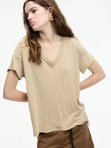 Remera blanca de algodón con escote en V y tajos laterales verticales.