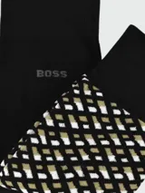 Pack de dos pares de medias de algodón de longitud media marca Boss. Un par es negro liso con el logo de la marca en el tobillo. El otro par es negro con diseño geométrico de monogramas en blanco y beige.