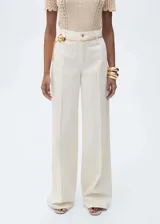 Pantalón de jean color crudo, de corte wide leg con tiro alto. Presenta trabillas, cierre frontal con cremallera y botón, dos bolsillos laterales y dos bolsillos de parche en la parte posterior.